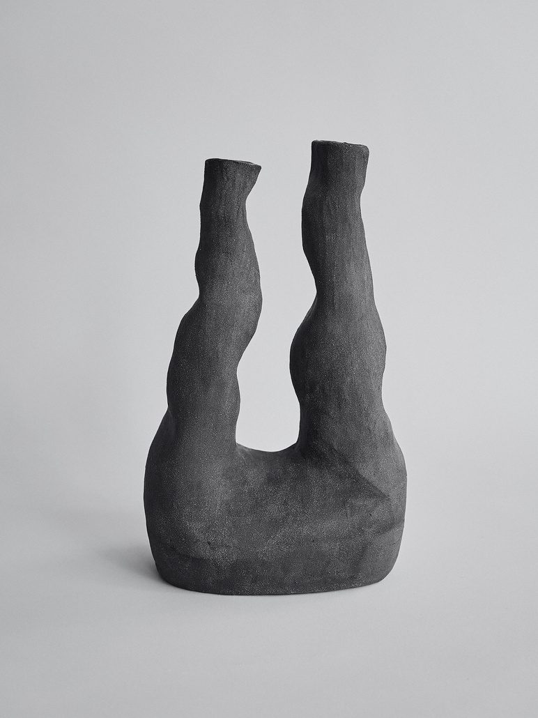 Escultura de barro oscuro